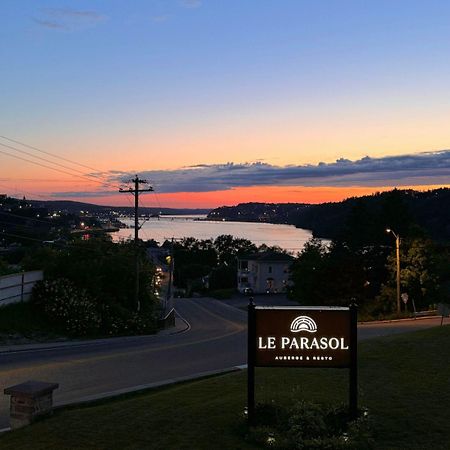 Auberge Le Parasol Saguenay Bagian luar foto
