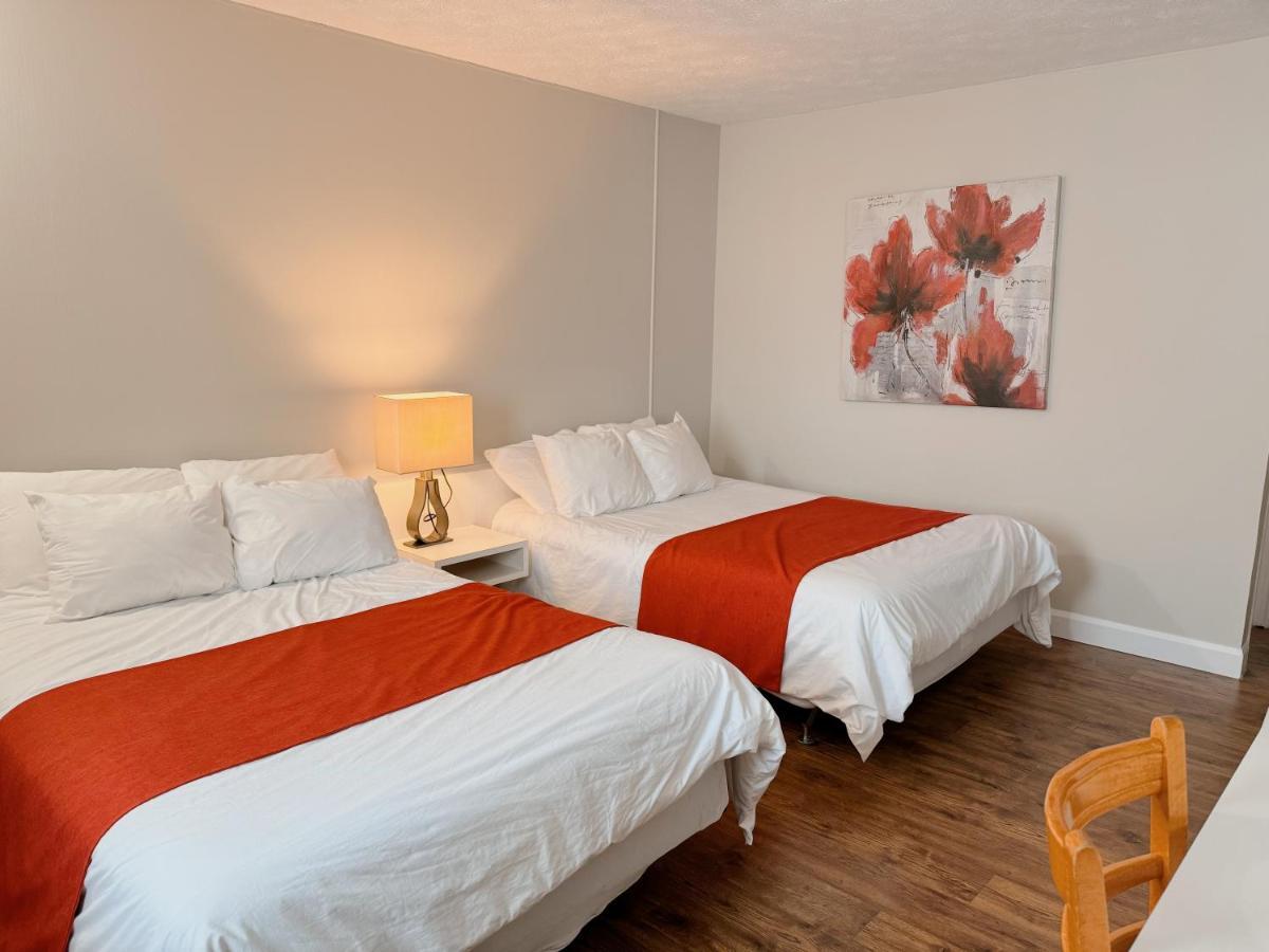 Auberge Le Parasol Saguenay Bagian luar foto