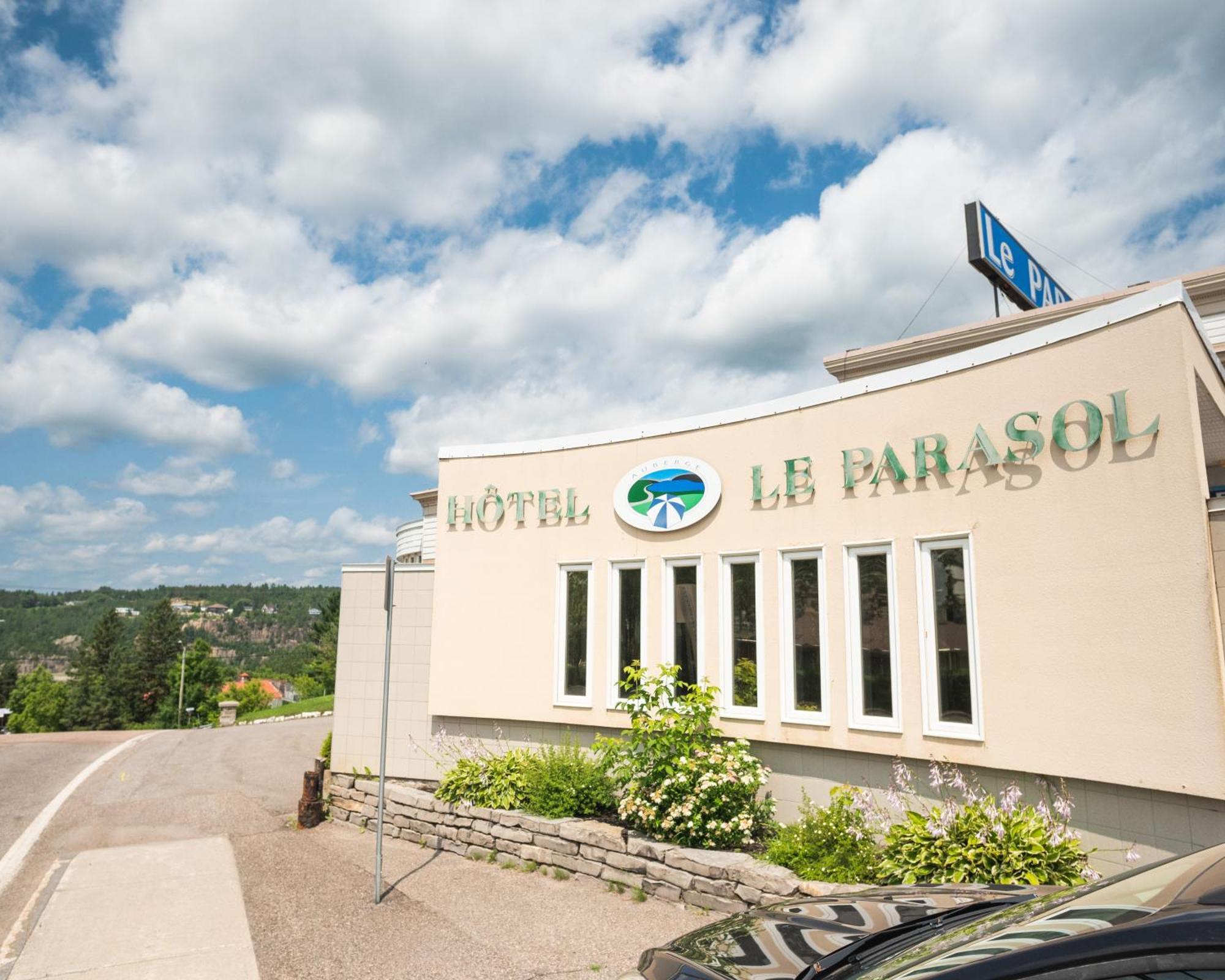 Auberge Le Parasol Saguenay Bagian luar foto