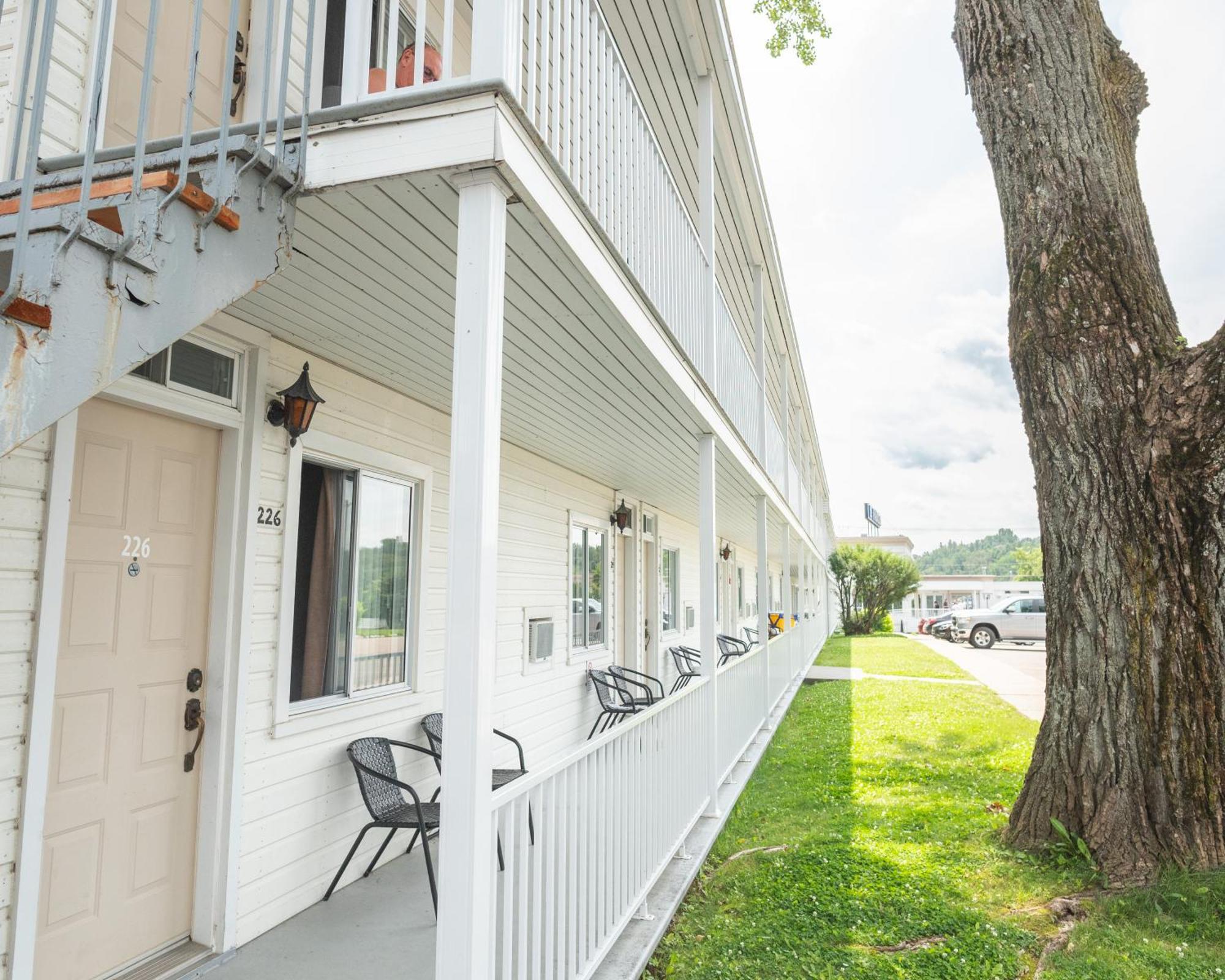Auberge Le Parasol Saguenay Bagian luar foto