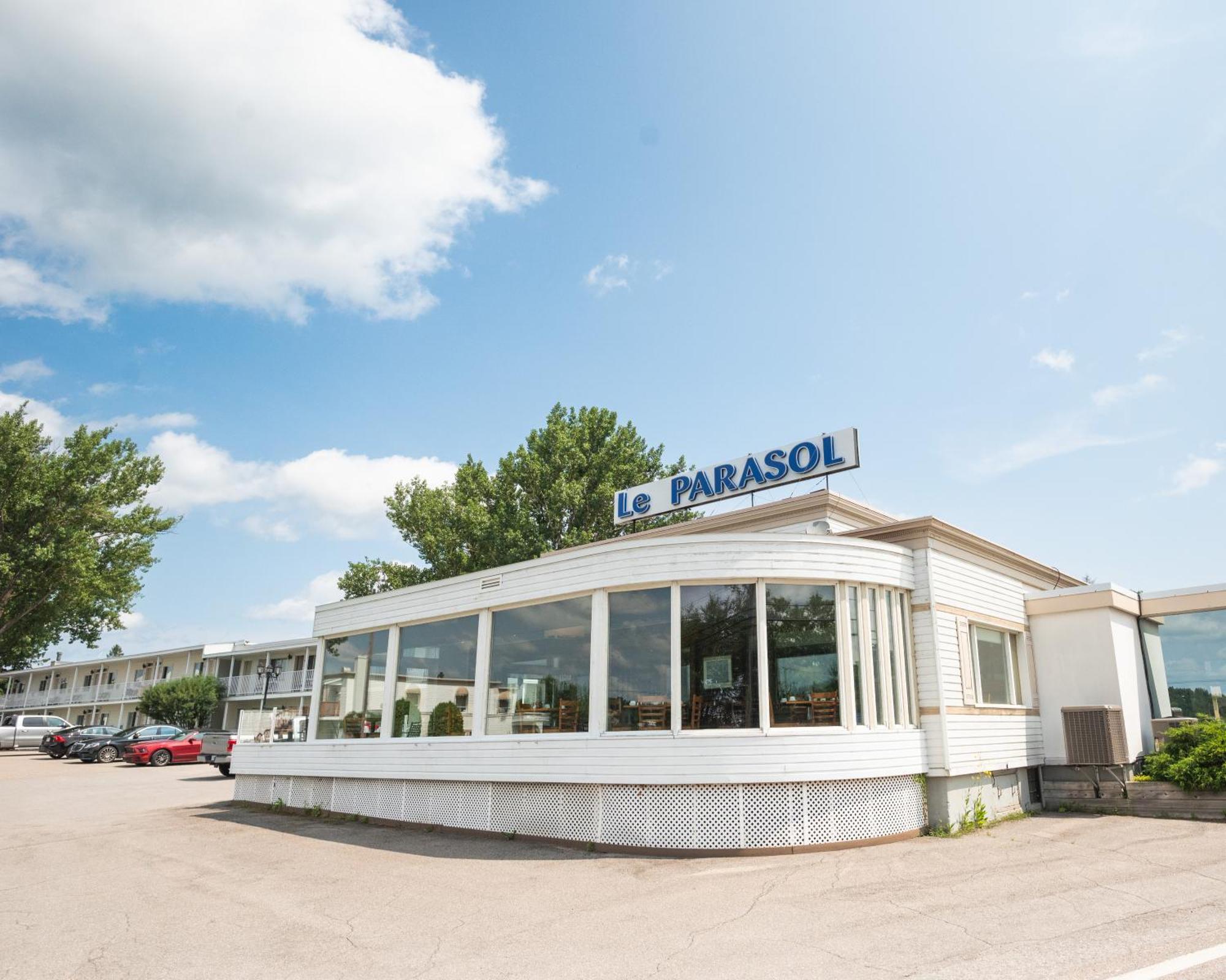 Auberge Le Parasol Saguenay Bagian luar foto
