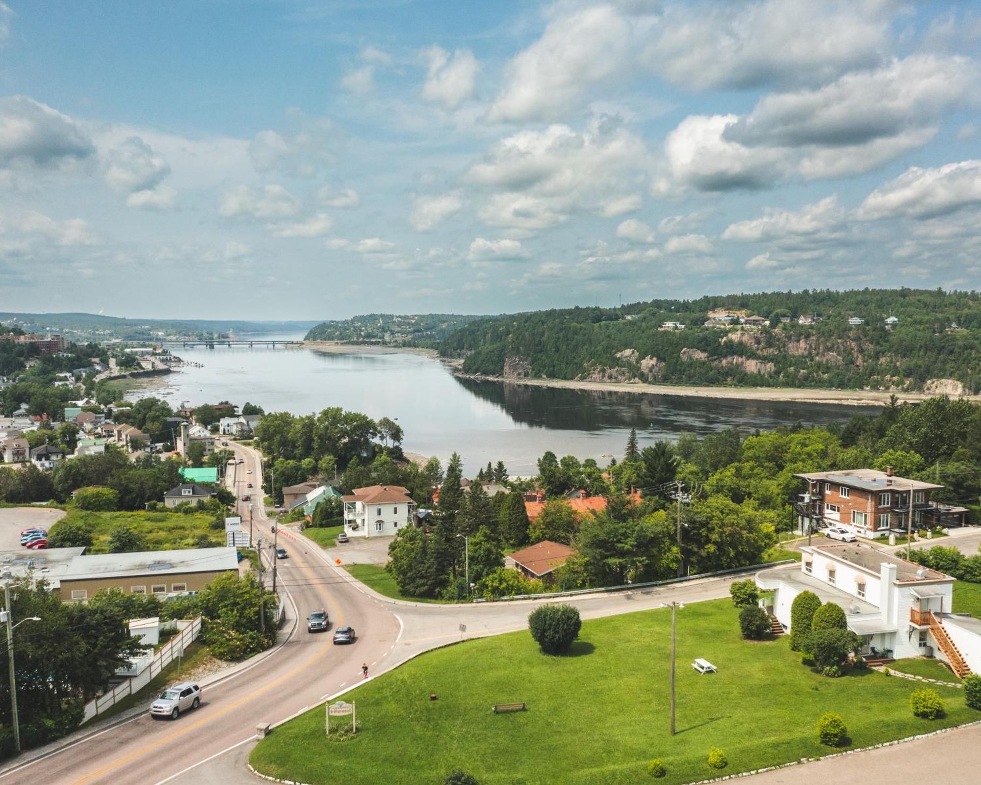 Auberge Le Parasol Saguenay Bagian luar foto