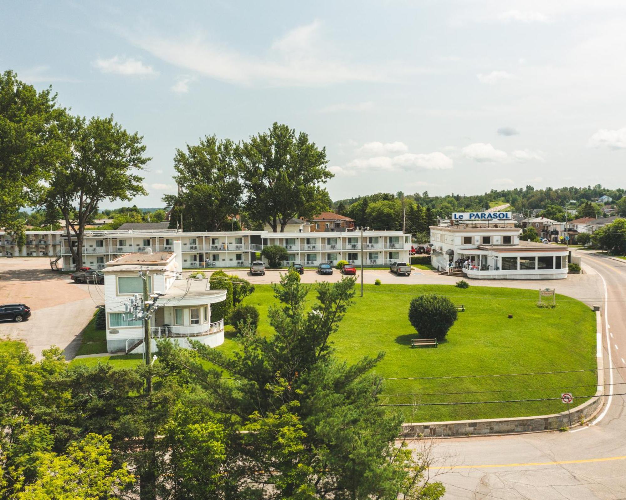 Auberge Le Parasol Saguenay Bagian luar foto