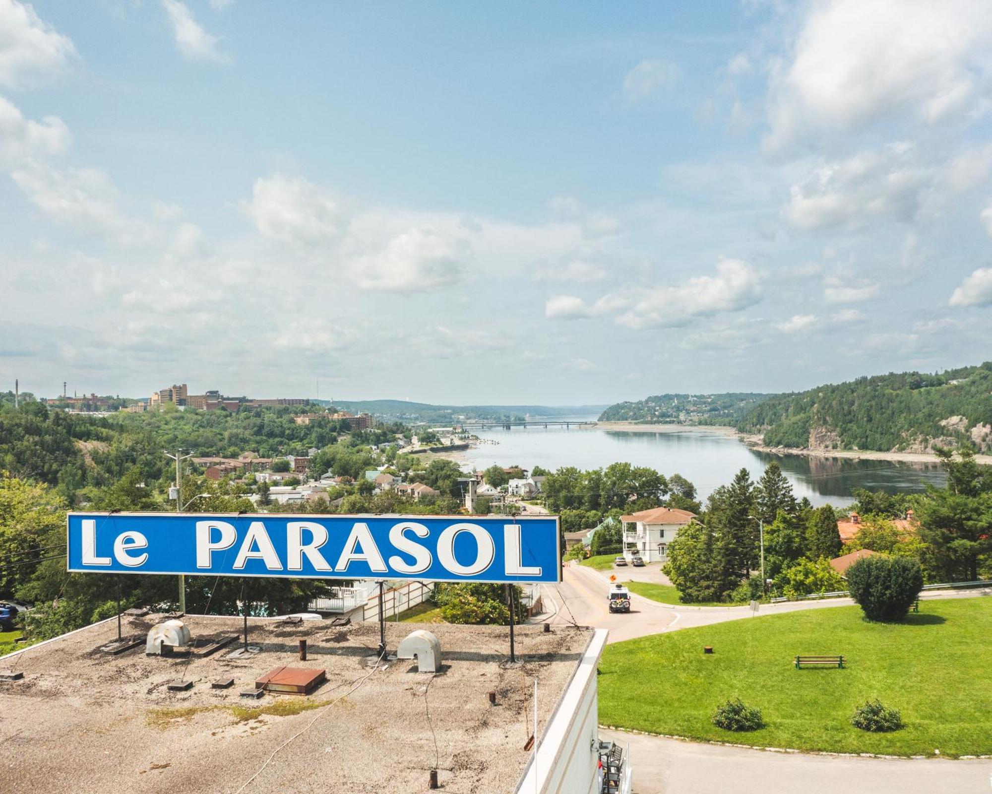 Auberge Le Parasol Saguenay Bagian luar foto