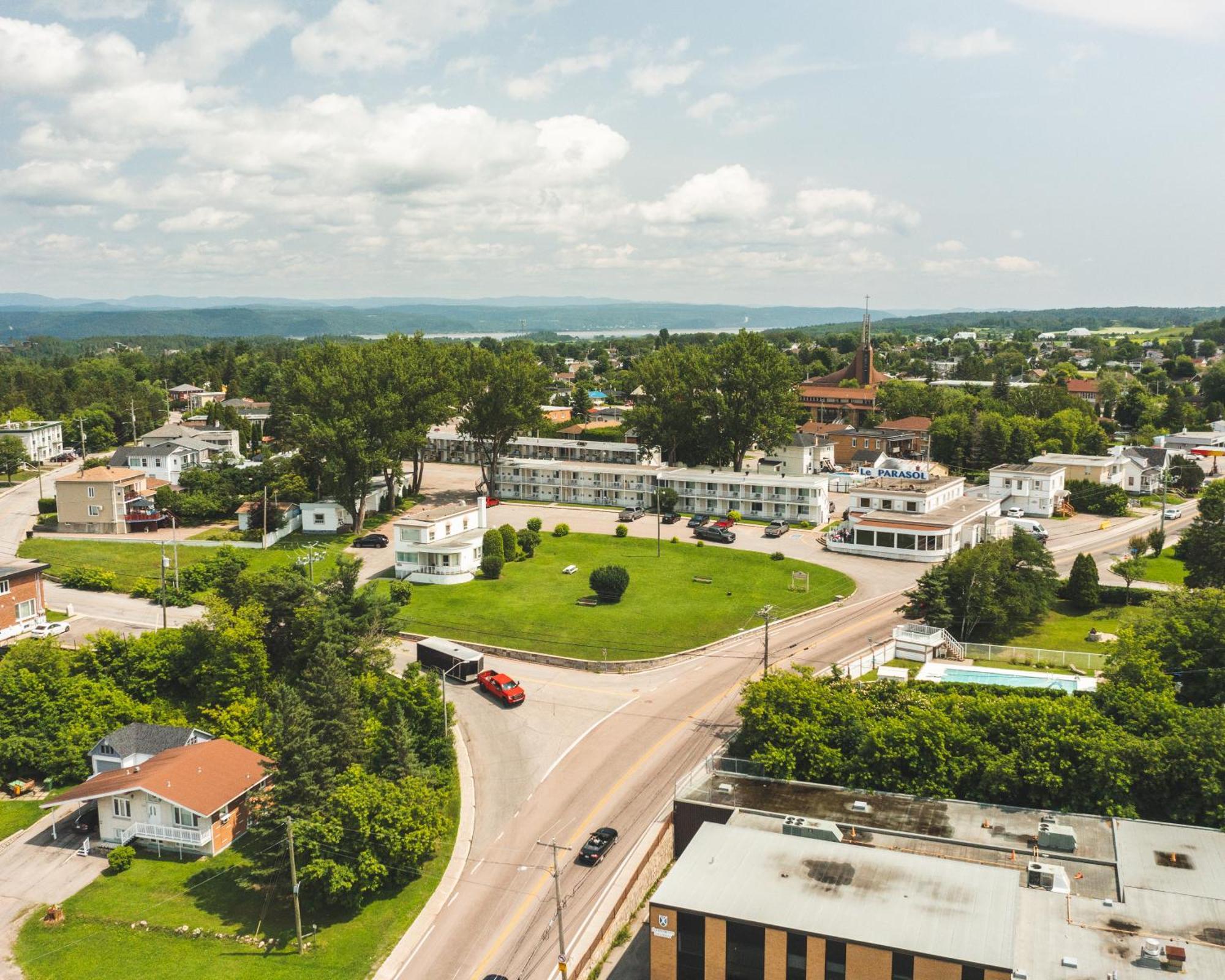 Auberge Le Parasol Saguenay Bagian luar foto