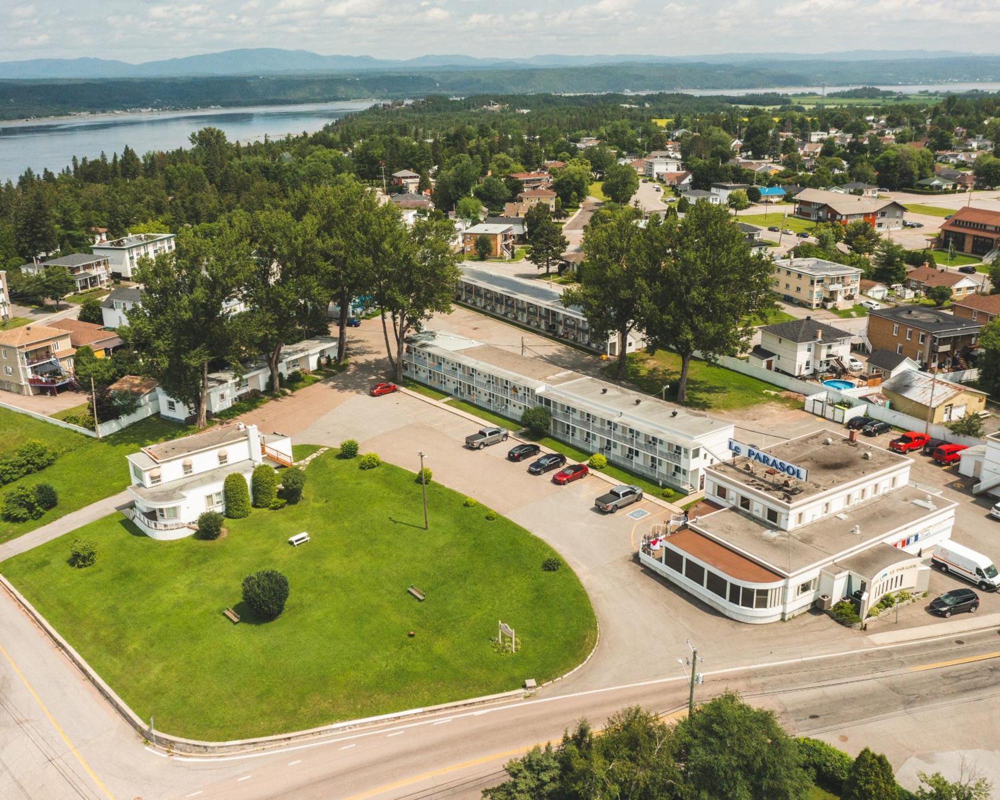 Auberge Le Parasol Saguenay Bagian luar foto