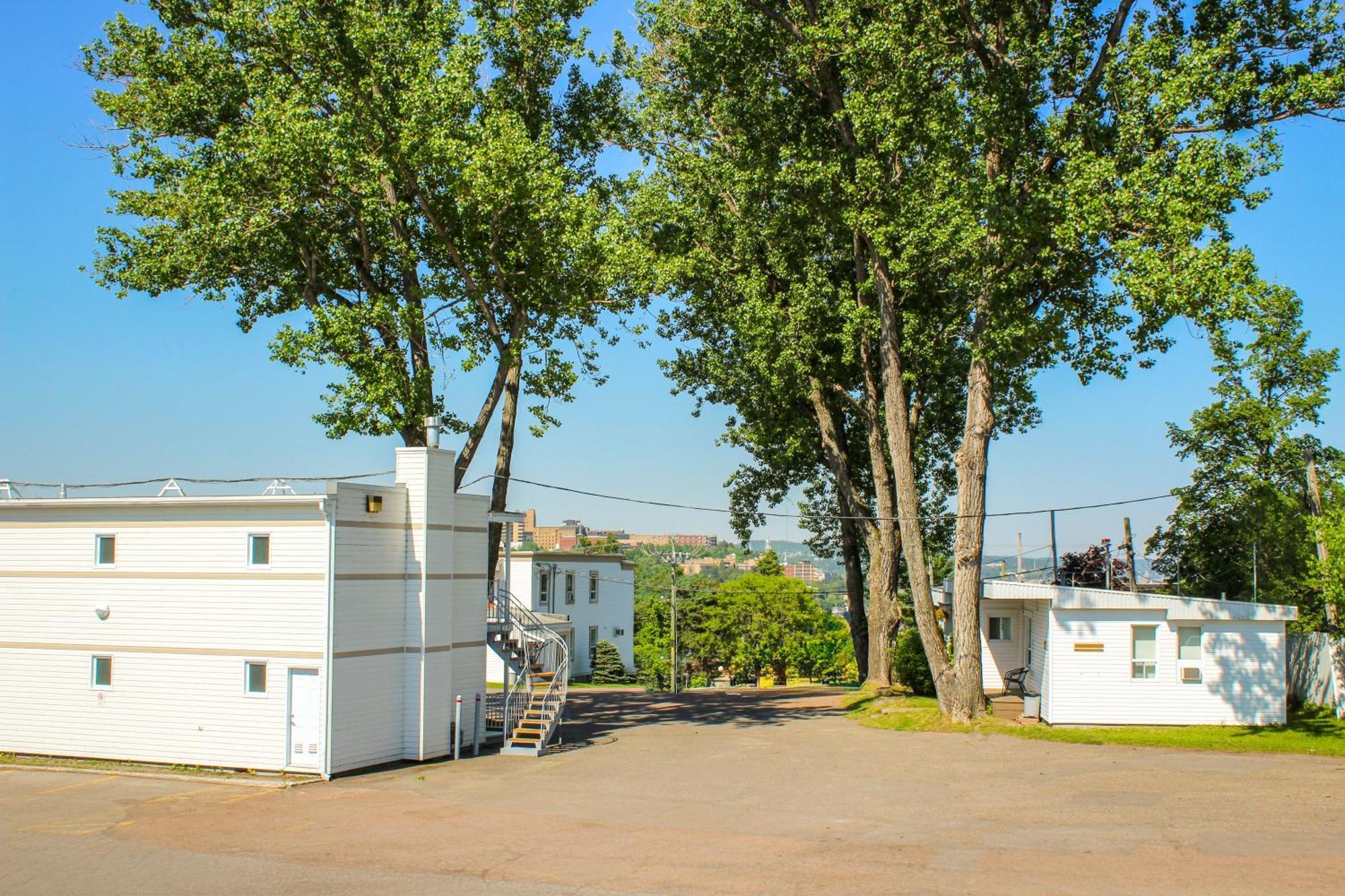 Auberge Le Parasol Saguenay Bagian luar foto