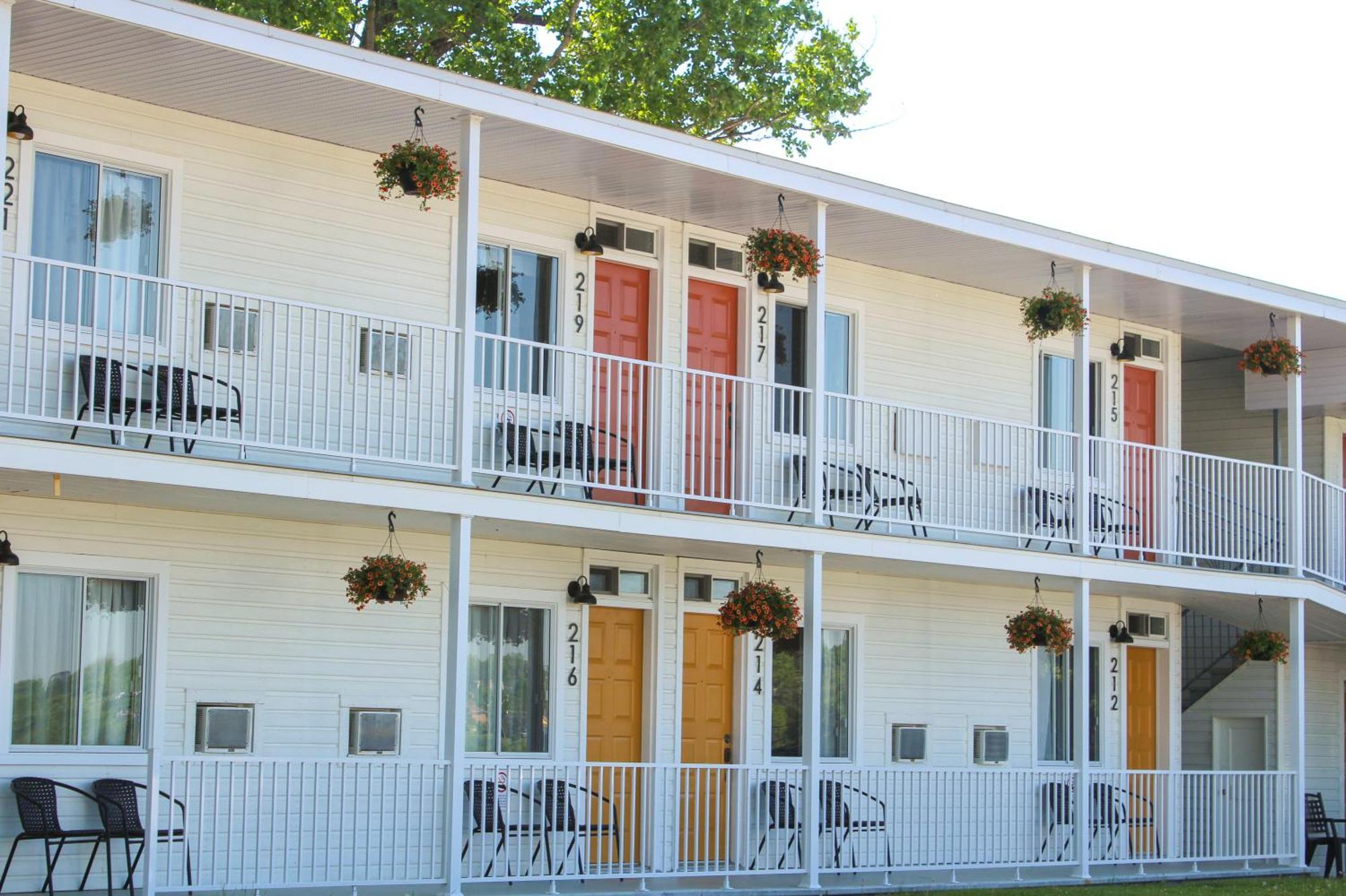 Auberge Le Parasol Saguenay Bagian luar foto
