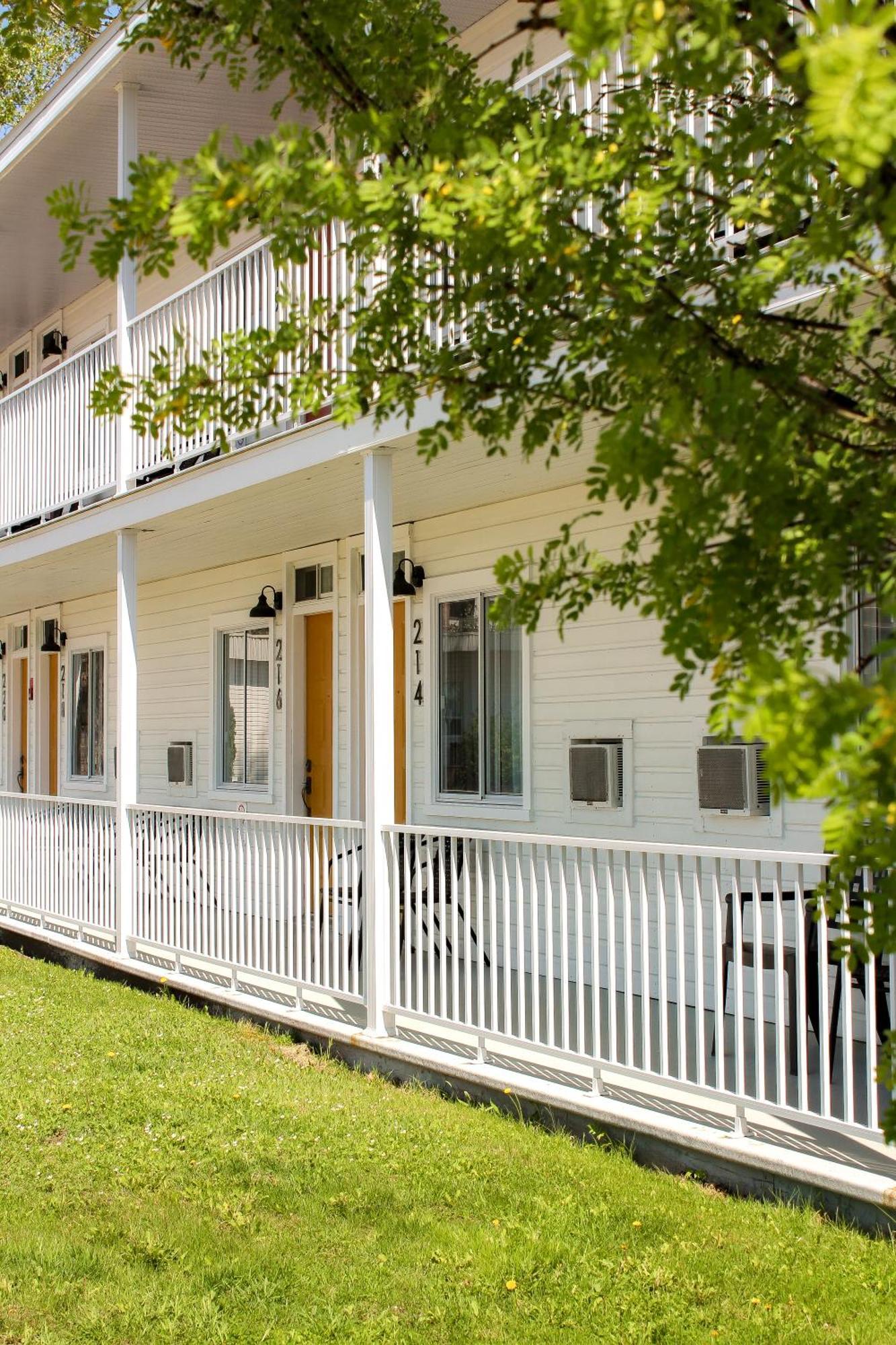 Auberge Le Parasol Saguenay Bagian luar foto