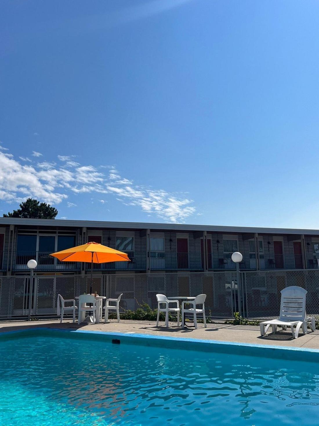 Auberge Le Parasol Saguenay Bagian luar foto