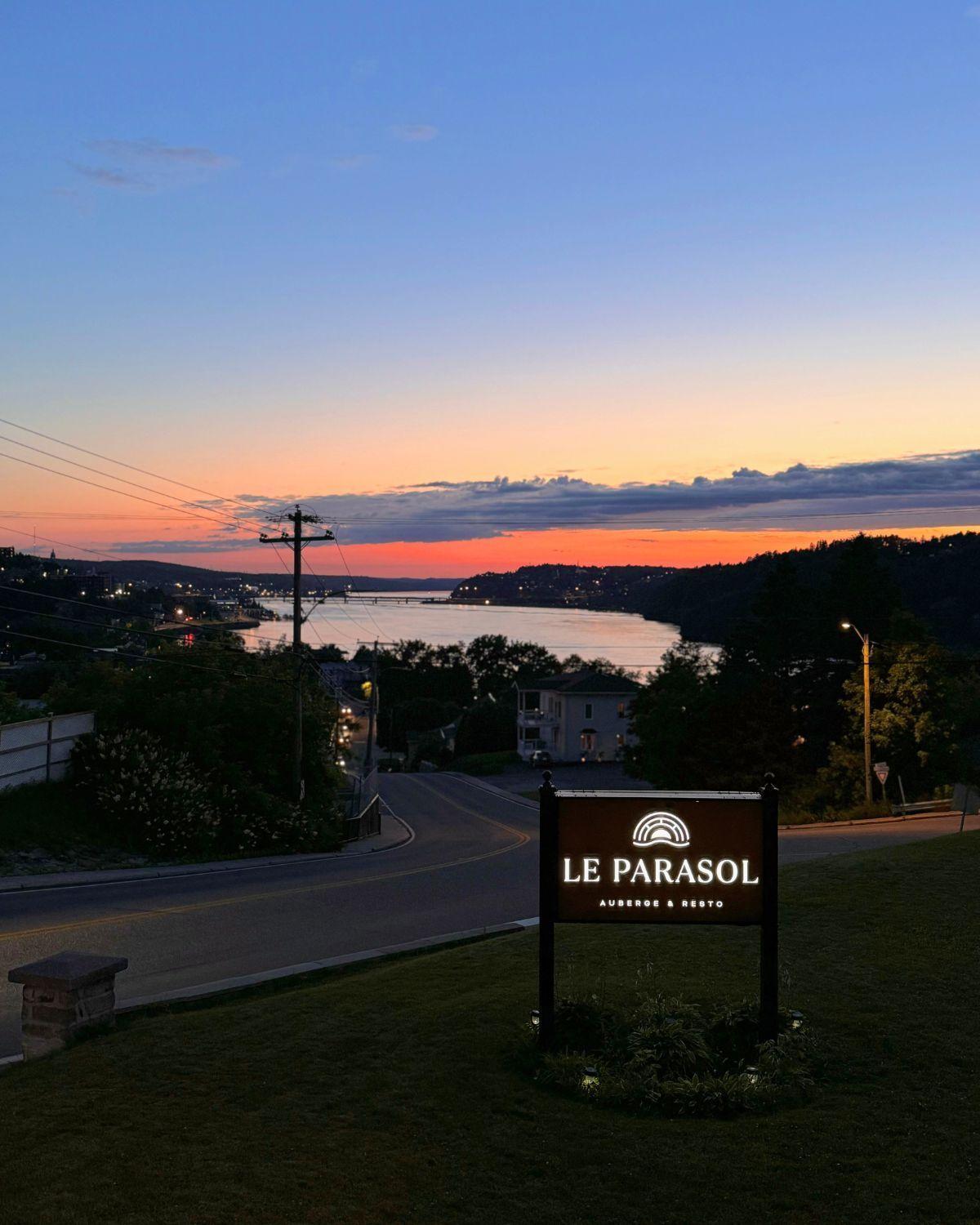 Auberge Le Parasol Saguenay Bagian luar foto