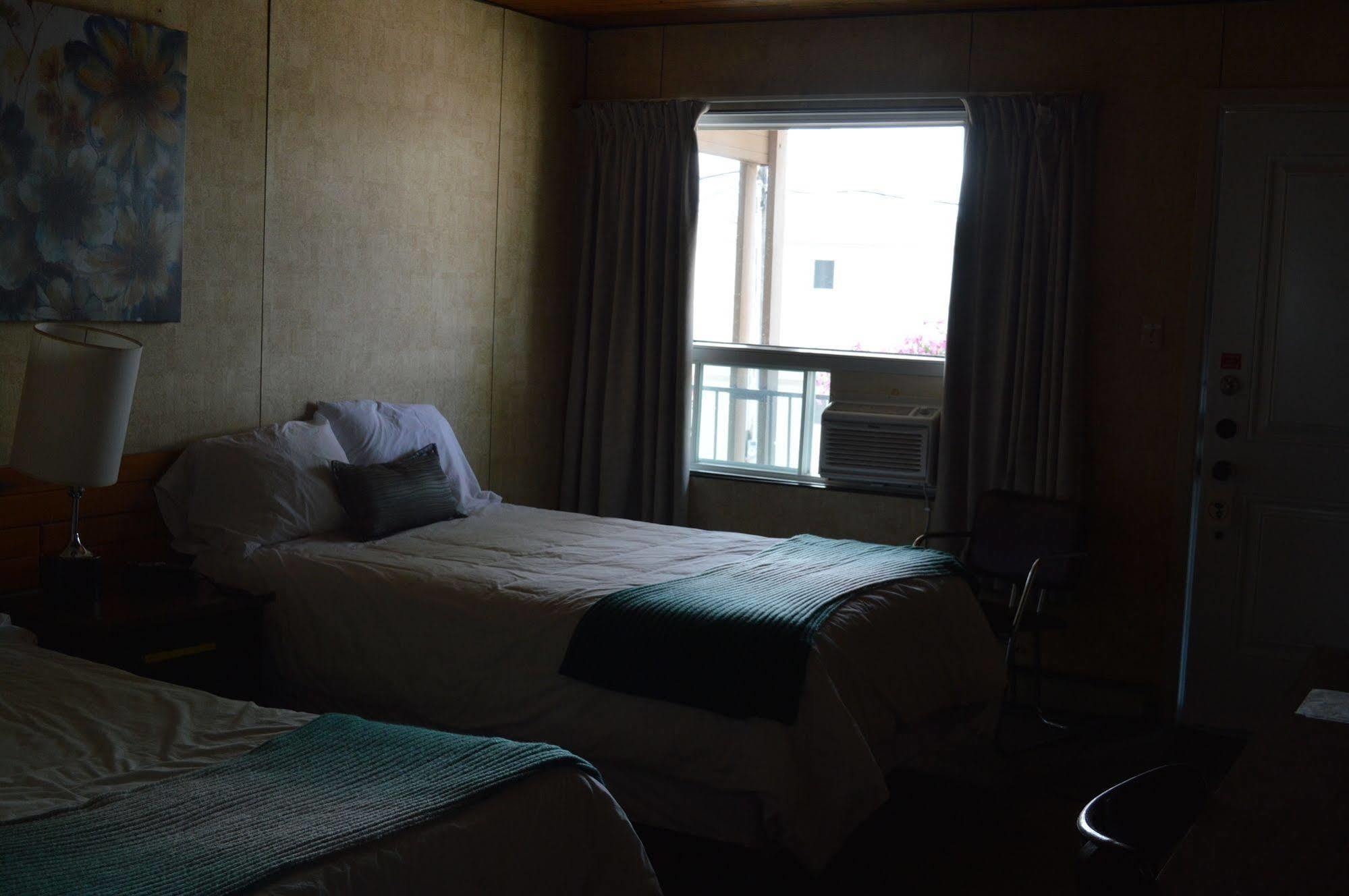 Auberge Le Parasol Saguenay Bagian luar foto